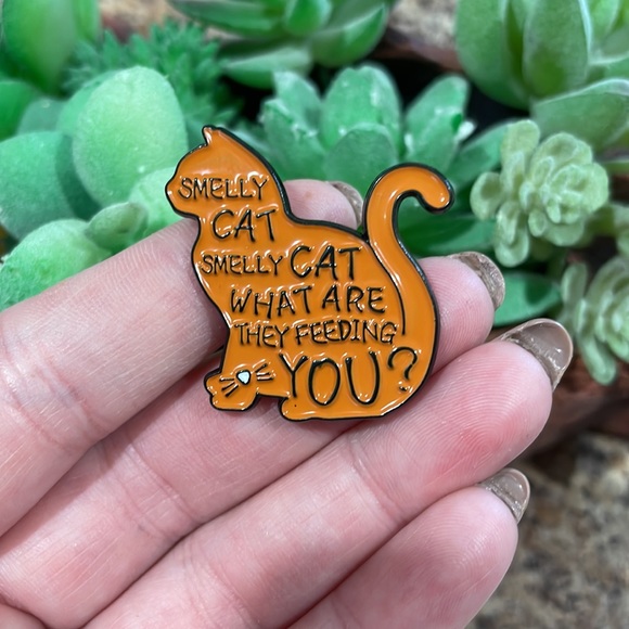 Friends Smelly Cat Pin - Picture 5 of 6